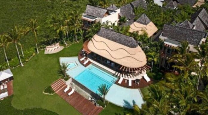 La villa La Caracola está ubicada cerca de un campo de golf y frente a la playa.