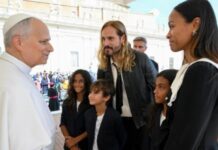 Hollywood, Roma y RD en una sola foto: Zoe Saldaña con el Papa